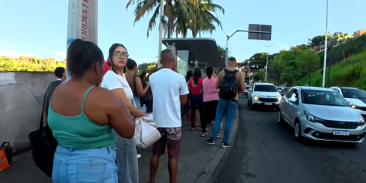 Rodoviários encerram greve de ônibus em Salvador