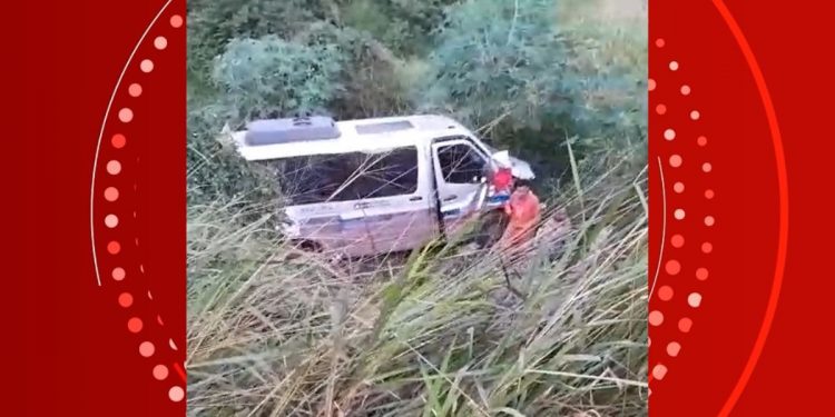Batida entre van e caminhonete deixa feridos na Bahia